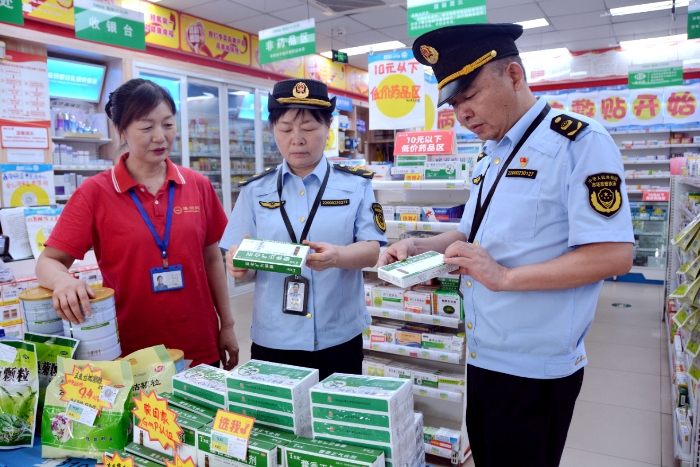 圖為8月12日，該局執法人員在一家藥店檢查藥品質量。
