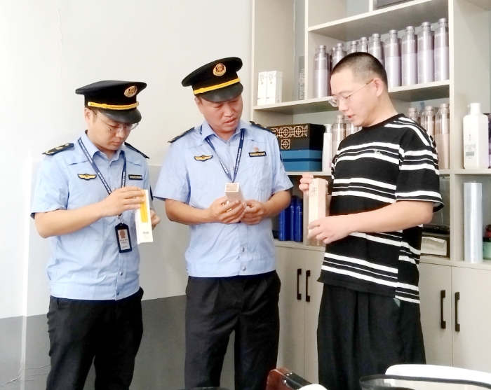 圖為該局執法人員檢查轄區某理發店使用的染發類化妝品。