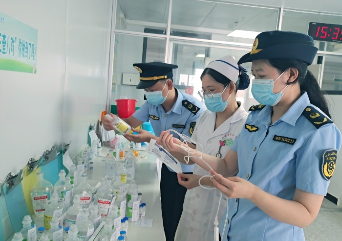 圖為8月15日該局執法人員在一鄉鎮衛生院檢查無菌和植入性醫療器械。