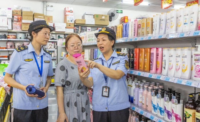 圖為該局執法人員在轄區一家超市化妝品專柜抽查洗發水情況。（黃勝林 攝）