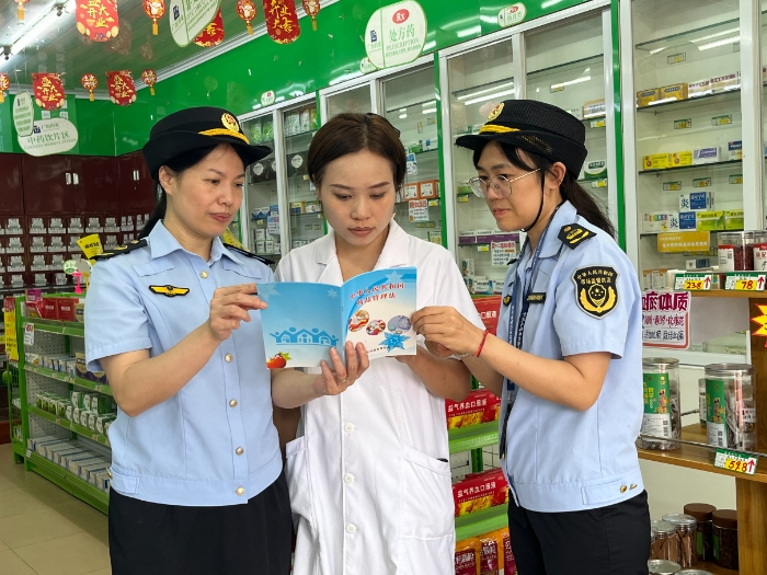 圖為8月28日,該局執法人員會同上思縣市場監管局在一家藥店向從業人員派發宣傳資料。(廖開軍 凌莉萍 攝) 圖為8月28日,該局執法人員會同上思縣市場監管局在一家藥店向從業人員派發宣傳資料。(廖開軍 凌莉萍 攝)