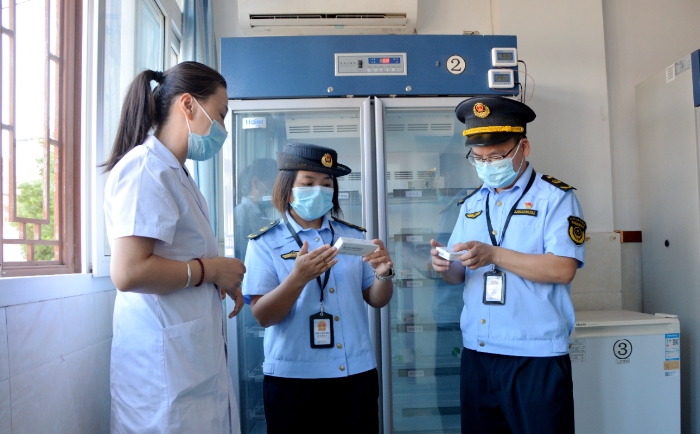 圖為8月28日，該局執法人員在一家鄉鎮衛生院檢查疫苗儲存情況。（文光輝　攝）