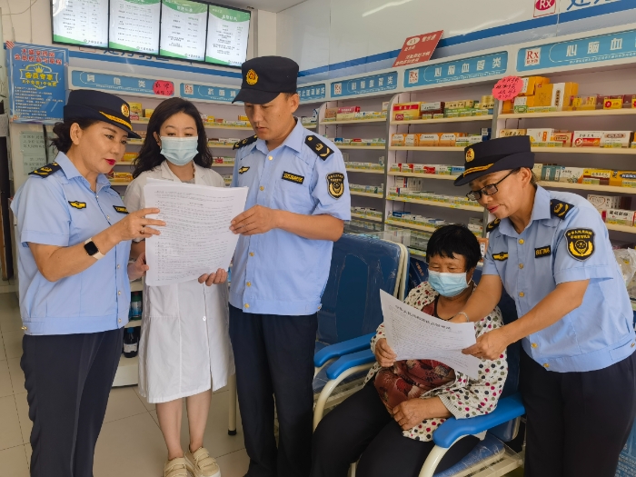 圖為該局執法人員在一家藥店開展普法宣傳活動。