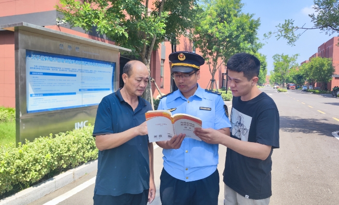 圖為第五分局向企業和社會公眾普及藥械化相關法律法規。（楊永波 攝）