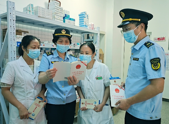 圖為8月29日,該局監管人員在醫療機構宣傳《藥品管理法》。 圖為8月29日,該局監管人員在醫療機構宣傳《藥品管理法》。
