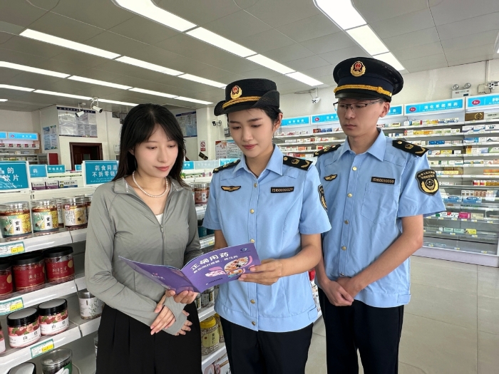 圖為8月28日，該局工作人員向購買藥品的群眾進行藥品相關法律宣貫。