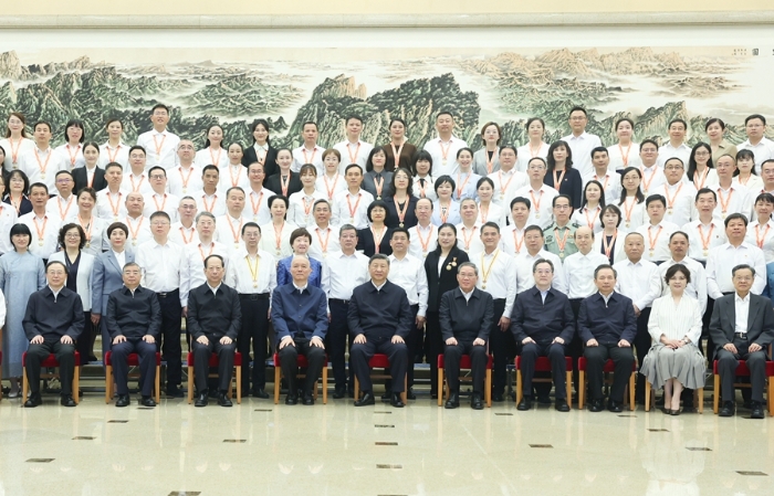 9月9日，黨和國家領導人習近平、李強、蔡奇、丁薛祥等在北京接見參加慶祝第四十個教師節暨全國教育系統先進集體和先進個人表彰活動代表。新華社記者 鞠鵬 攝