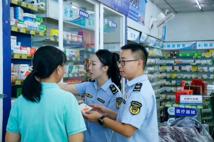 圖為執(zhí)法人員在一家藥店開展檢查。（何正君 攝）