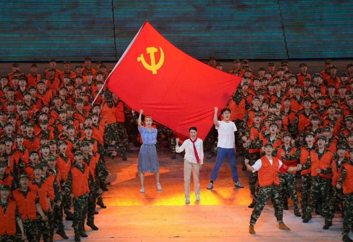 2021年6月28日晚，慶祝中國共產黨成立100周年文藝演出《偉大征程》在北京國家體育場盛大舉行。這是情景舞蹈《黨旗在我心中》。新華社記者殷博古 攝