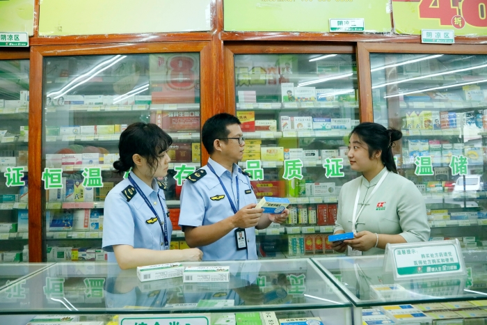 圖為南寧市青秀區市場監管局執法人員對一家藥店在售藥品進行檢查。（何正君 攝）