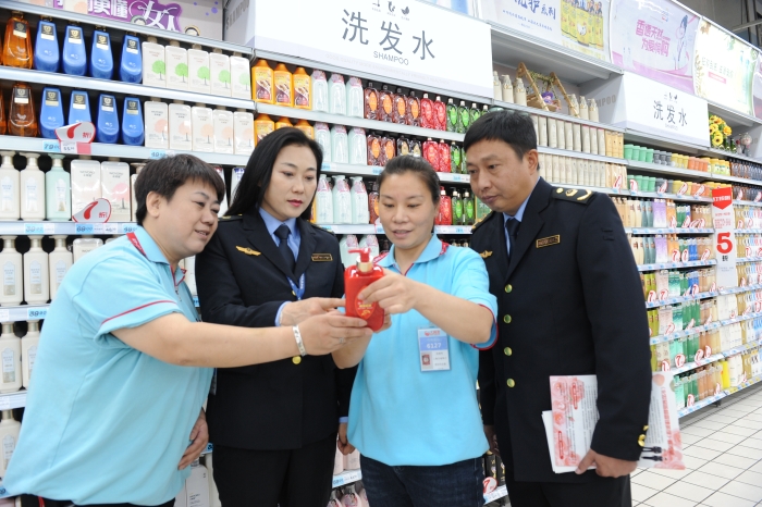 圖為該局工作人員在檢查洗發用化妝品。（孫淵 吳進斌 攝）