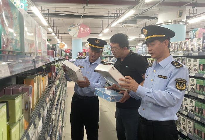 圖為該局執法人員現場檢查化妝品放心消費創建單位。（吳曉霞 通訊員孫建新 攝）