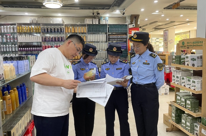 圖為山東濱州開(kāi)展市縣鄉(xiāng)三級(jí)聯(lián)動(dòng)染發(fā)類(lèi)化妝品專(zhuān)項(xiàng)檢查。（劉瑾 魯化宣 攝）