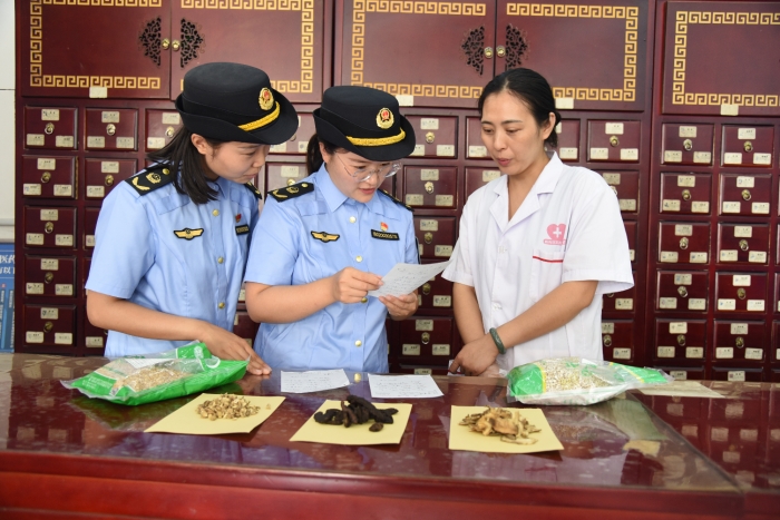 圖為該局執法人員在一家中藥店檢查中藥飲片質量。
