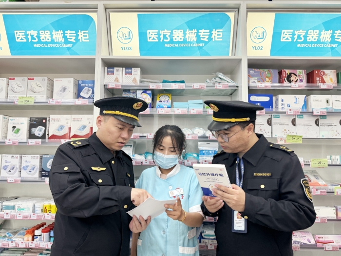 圖為該局執法人員在一家藥店檢查遠紅外理療貼。