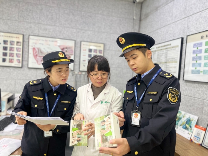 圖為該局執法人員在一家助聽器專賣店內檢查。(孫俊輝 孫建新攝) 圖為該局執法人員在一家助聽器專賣店內檢查。(孫俊輝 孫建新攝)