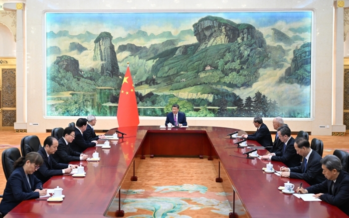 2 11月1日下午，國家主席習近平在北京人民大會堂會見新當選并獲中央政府任命的澳門特別行政區第六任行政長官岑浩輝。新華社記者 謝環馳 攝