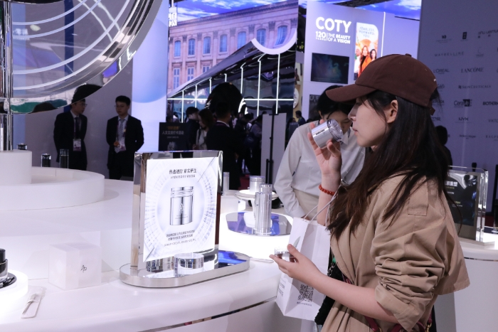 觀眾試用愛茉莉太平洋集團(tuán)旗下護(hù)膚品牌AP嬡彬的明星產(chǎn)品M.D.系列“雙重修護(hù)緊致面霜”。 李易真 攝