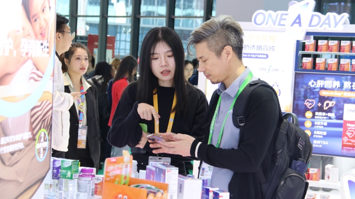 拜耳展臺(tái)的工作人員正在和觀眾交流。  落楠 攝。