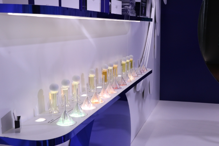 圖為化妝品企業香水展示區。