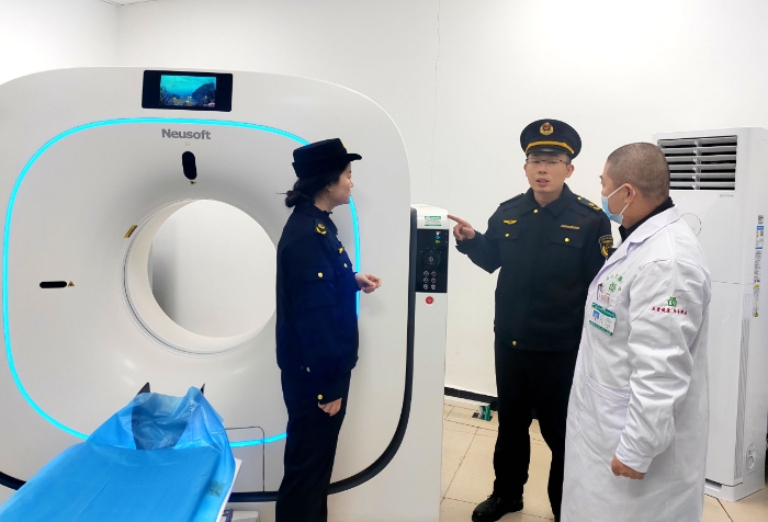 圖為執(zhí)法人員在一醫(yī)療器械使用單位檢查X光檢測(cè)儀使用情況。