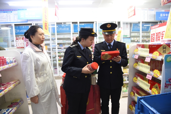 圖為11月29日，開封市市場監管局城鄉一體化示范區分局金耀市場監管所執法人員在一家藥店檢查滋補類藥品的包裝、標簽。