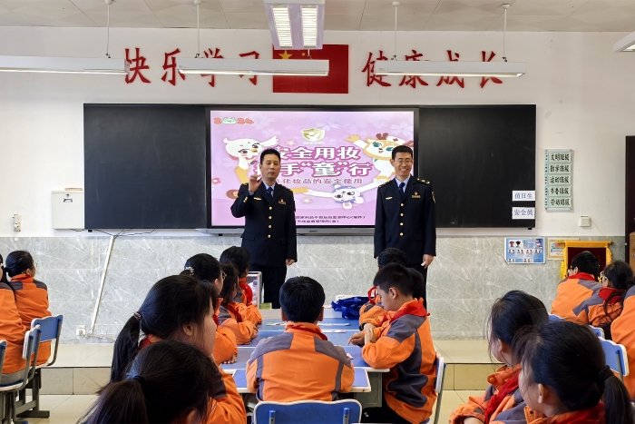 圖為灞橋區市場監管局工作人員向師生介紹化妝品相關知識。