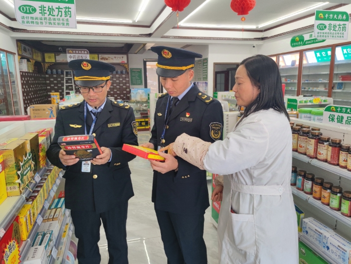 圖為該局執(zhí)法人員在一家藥品零售企業(yè)檢查補(bǔ)血、補(bǔ)氣藥品。（通訊員鄢國卿 攝）