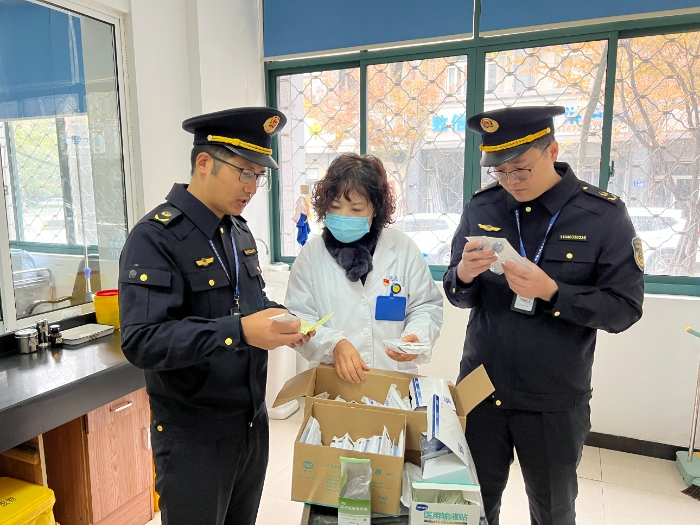 圖為該局執法人員在一家民營醫院檢查相關輸液器械的包裝、標簽、采購等是否符合規定。（黃元斌 孫建新 攝）