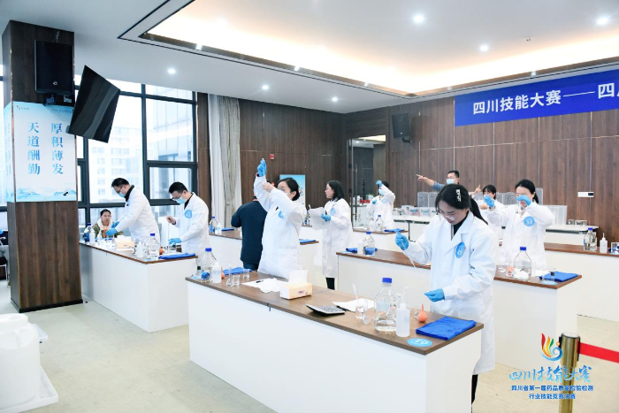 圖為化藥實操考試現場。 圖為化藥實操考試現場。