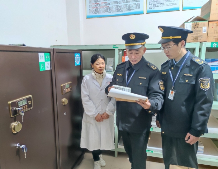 圖為12月20日，該局執法人員在一家醫療機構檢查精神藥品購銷情況。（通訊員鄢國卿 攝）