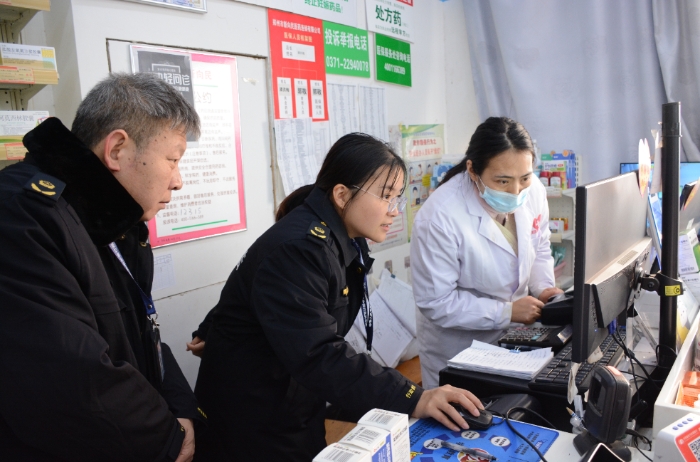 圖為該局執法人員在一家藥店檢查藥品追溯掃碼使用情況。（通訊員韓吳琦 攝）