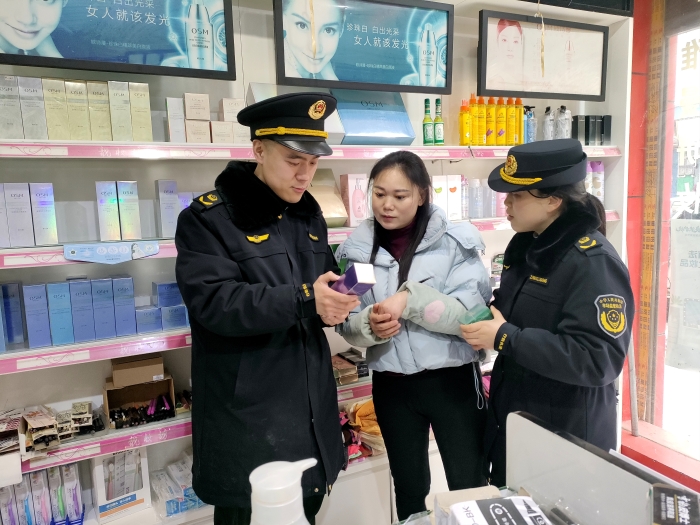 圖為2月18日，該局執(zhí)法人員在一家專賣店檢查化妝品銷售情況。