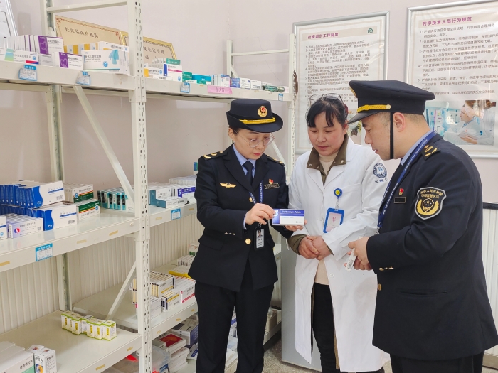 圖為該局執(zhí)法人員在一家衛(wèi)生服務(wù)站內(nèi)進行現(xiàn)場檢查指導(dǎo)。（李文 孫建新 攝）