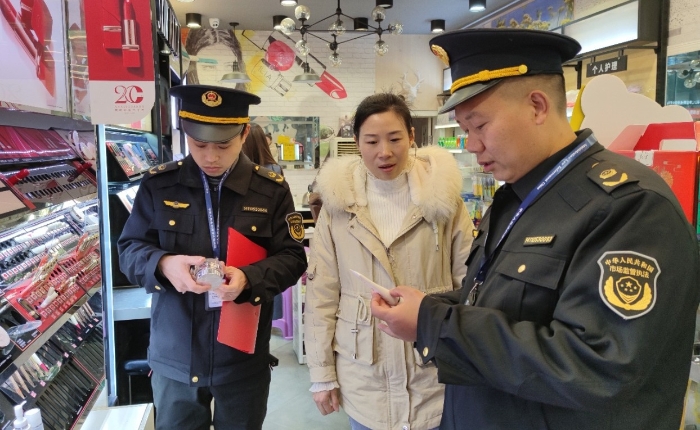 圖為2月24日，該局執法人員在一家美容機構檢查化妝品標簽標識情況。（通訊員 鄢國卿 攝）