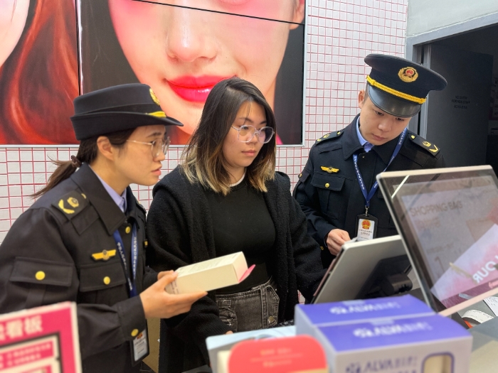 圖為該局執法人員在一家化妝品賣場檢查。（孫俊輝 孫建新攝）