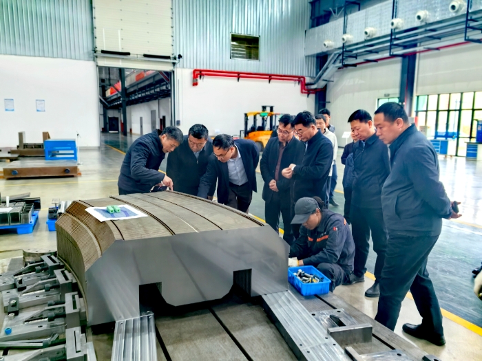 圖為中國工程院院士夏佳文為調研組講解重離子治療裝置偏轉磁鐵的部分組件。 圖為中國工程院院士夏佳文為調研組講解重離子治療裝置偏轉磁鐵的部分組件。