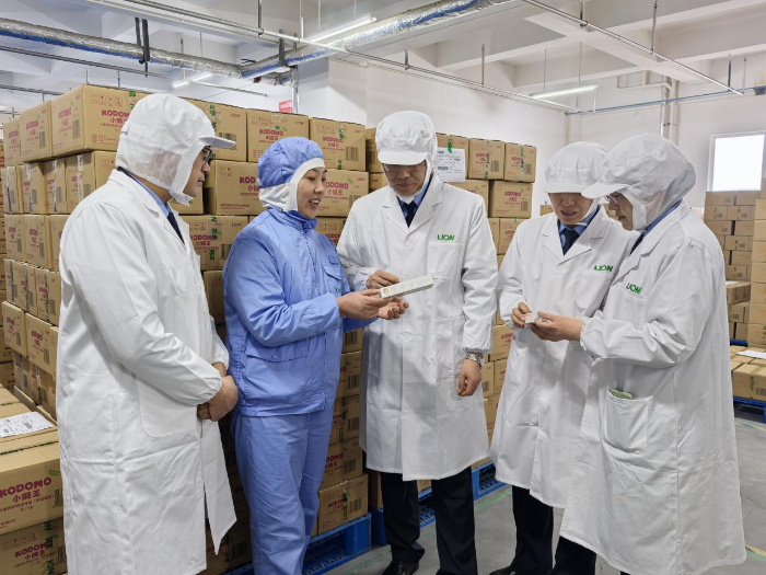 圖為檢查人員在庫房查看產(chǎn)品出入庫情況。(姜彥君 攝) 圖為檢查人員在庫房查看產(chǎn)品出入庫情況。(姜彥君 攝)