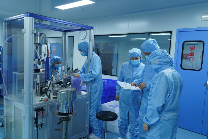 圖為檢查人員在生產(chǎn)車間查看產(chǎn)品生產(chǎn)記錄。（姜彥君 攝）