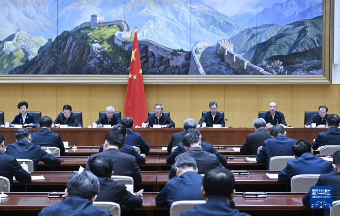 3月14日，國務院總理李強主持召開國務院第八次全體會議，深入學習貫徹習近平總書記在全國兩會期間的重要講話和全國兩會精神，對落實國務院2025年重點工作進行部署。新華社記者 饒愛民 攝