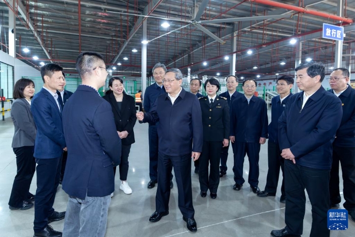 3月18日至20日，中共中央政治局常委、國務院總理李強在福建調研。這是3月18日，李強來到泉州晉江國際陸地港，了解其以“雙口岸+雙平臺”服務外貿企業等情況。新華社記者 劉彬 攝