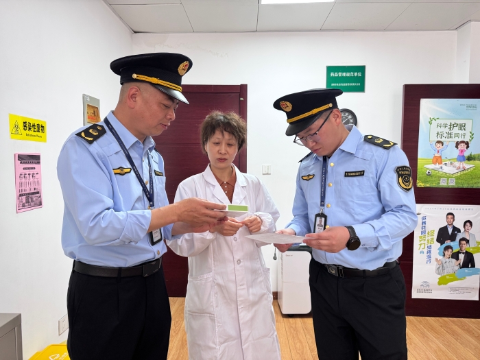 圖為該分局執(zhí)法人員正在一家學(xué)校醫(yī)務(wù)室開展藥品檢查。（王玉婷 孫建新 攝）