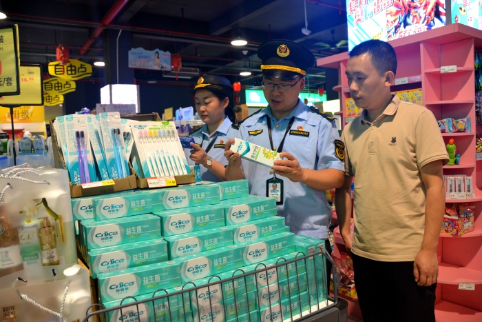 圖為6月16日，該局執法人員在一家超市對牙膏的保質期、是否明示或者暗示其具有醫療作用進行檢查。（通訊員 文光輝攝）