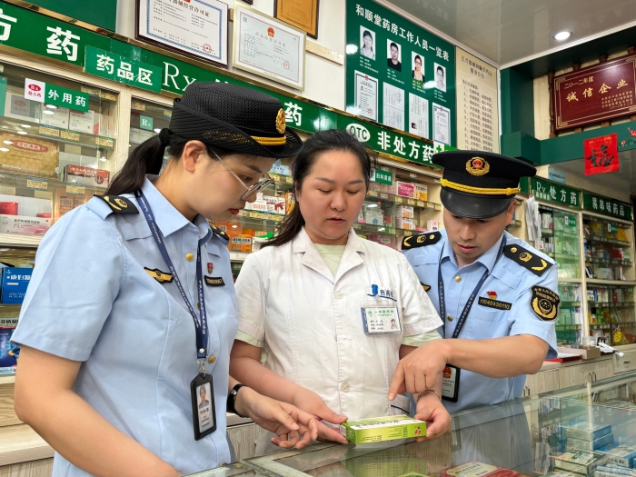 圖為該局執法人員在一家藥店檢查。（郭亞麗 孫建新 攝）