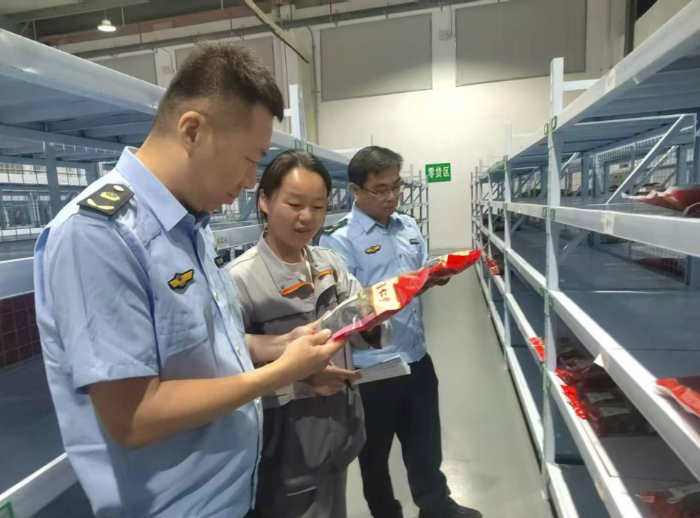 圖為監管人員在倉庫檢查藥品儲存情況。