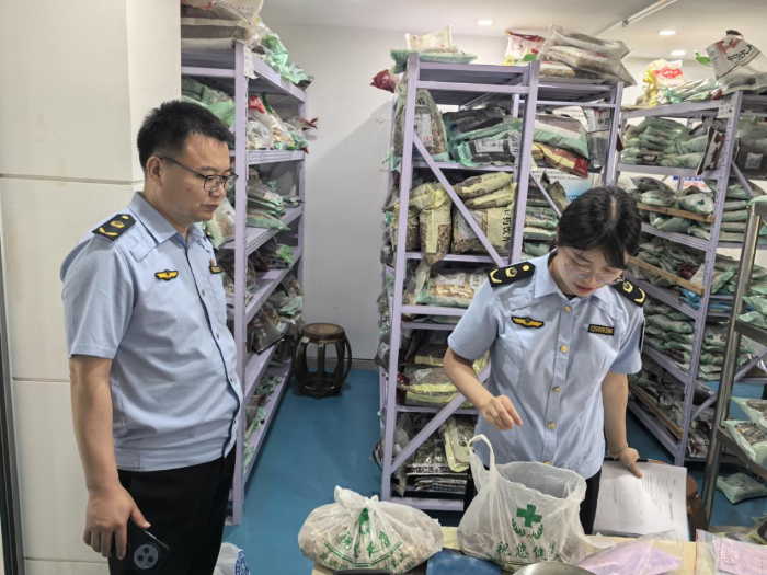 天津市藥監(jiān)局第三監(jiān)管辦聯(lián)合六個(gè)區(qū)市場(chǎng)監(jiān)管局深入實(shí)施藥品監(jiān)管“清源”行動(dòng)01