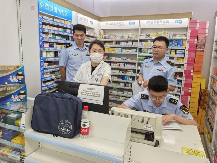 天津市藥監(jiān)局第三監(jiān)管辦聯(lián)合六個(gè)區(qū)市場(chǎng)監(jiān)管局深入實(shí)施藥品監(jiān)管“清源”行動(dòng)02