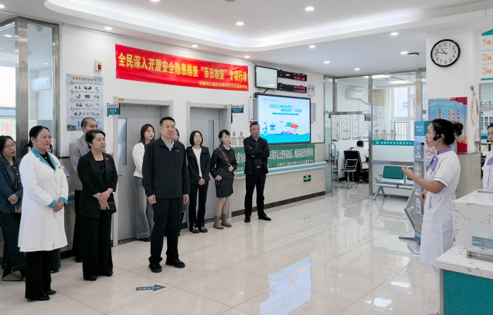 圖為學員赴長春市二道區長青社區衛生服務中心觀摩醫療機構藥房規格化建設情況。