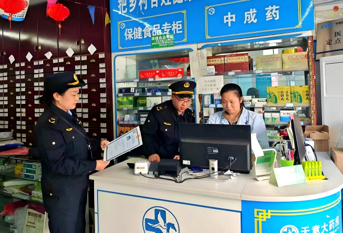 圖為10月22日，該局監(jiān)管人員在一家藥店通過(guò)核查處方，檢查執(zhí)業(yè)藥師是否在崗履職