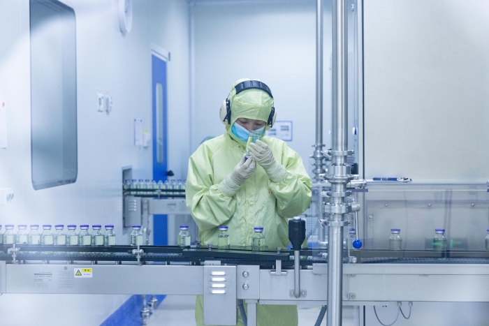 揚子江藥業集團把質量要求落實到藥品生產管理的各個環節，圖為生產車間員工檢查產品包裝情況。